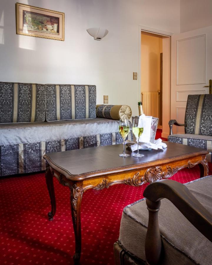 Hotel Restaurant Le Centenaire Les Eyzies Esterno foto